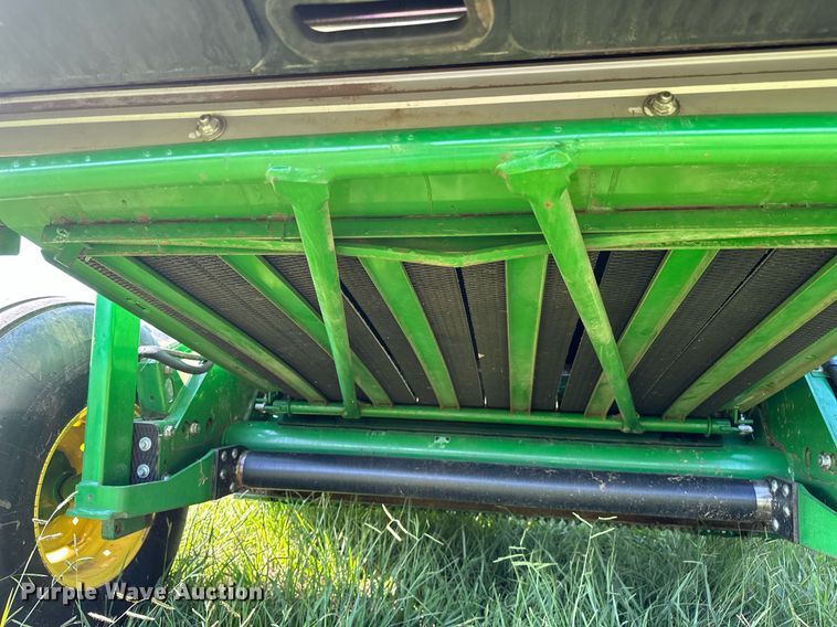 image for item OC9141 2019 John Deere 460M  round baler