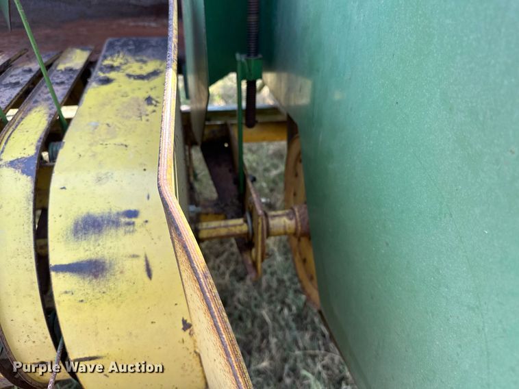 image for item OC9184 John Deere 336  small square baler