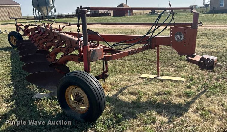 image for item OC9383 Massey Ferguson 880  plow