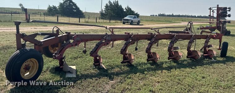 image for item OC9383 Massey Ferguson 880  plow