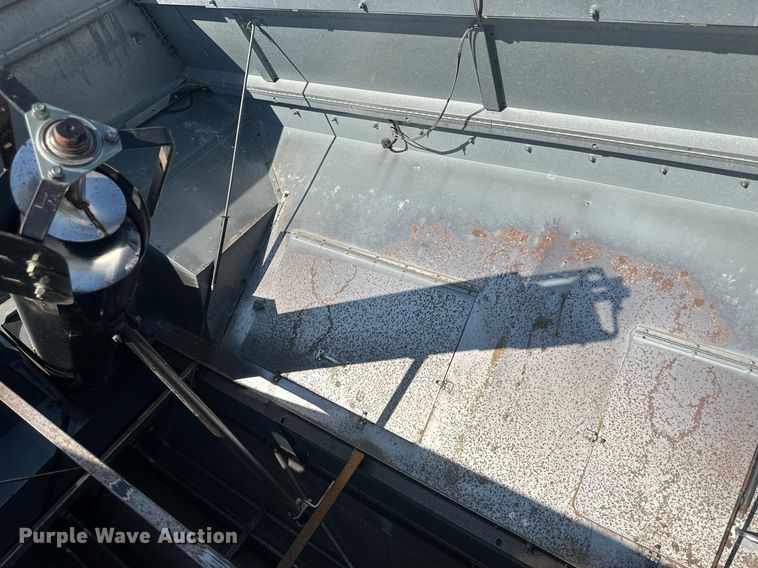 image for item OC9385 1995 Gleaner R72  combine