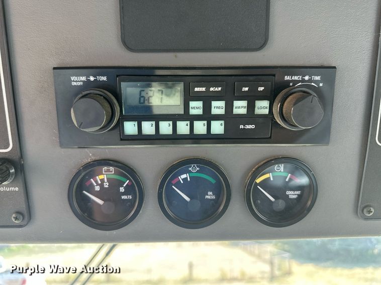 image for item OC9385 1995 Gleaner R72  combine