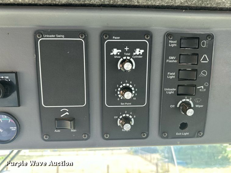 image for item OC9385 1995 Gleaner R72  combine