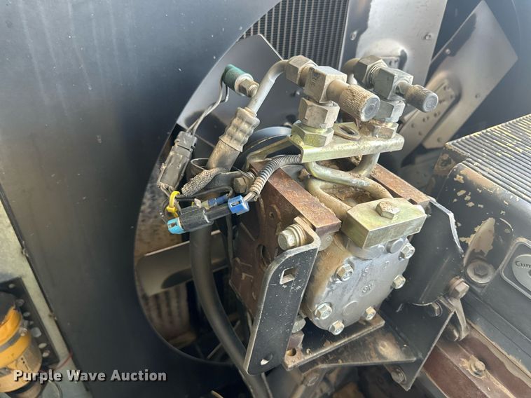 image for item OC9385 1995 Gleaner R72  combine