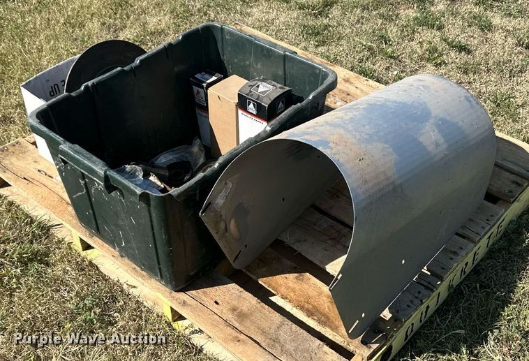 image for item OC9385 1995 Gleaner R72  combine