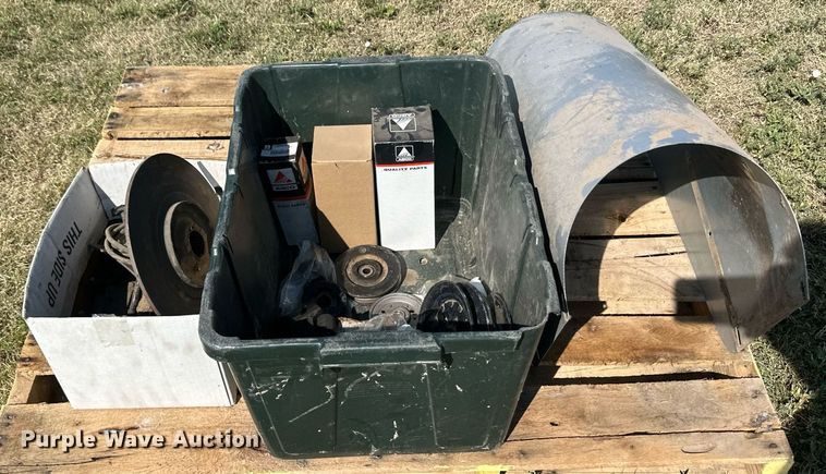 image for item OC9385 1995 Gleaner R72  combine