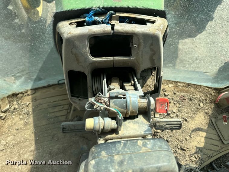 image for item OC9424 1995 John Deere 8200 MFWD tractor