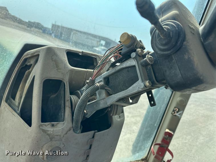 image for item OC9424 1995 John Deere 8200 MFWD tractor