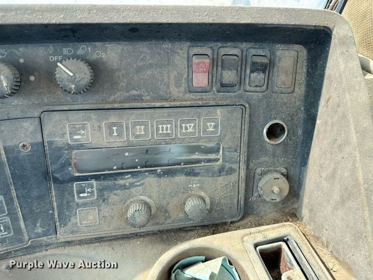 image for item OC9424 1995 John Deere 8200 MFWD tractor