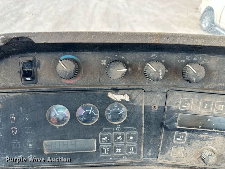 image for item OC9424 1995 John Deere 8200 MFWD tractor