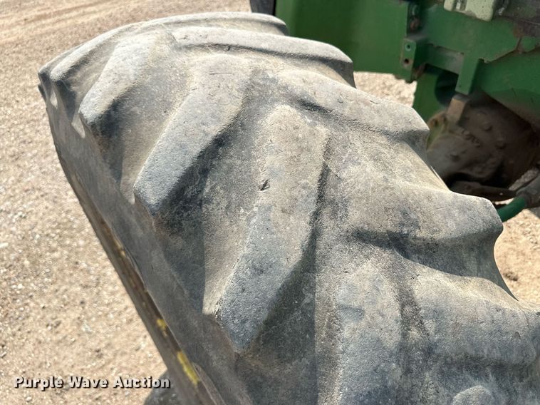 image for item OC9424 1995 John Deere 8200 MFWD tractor