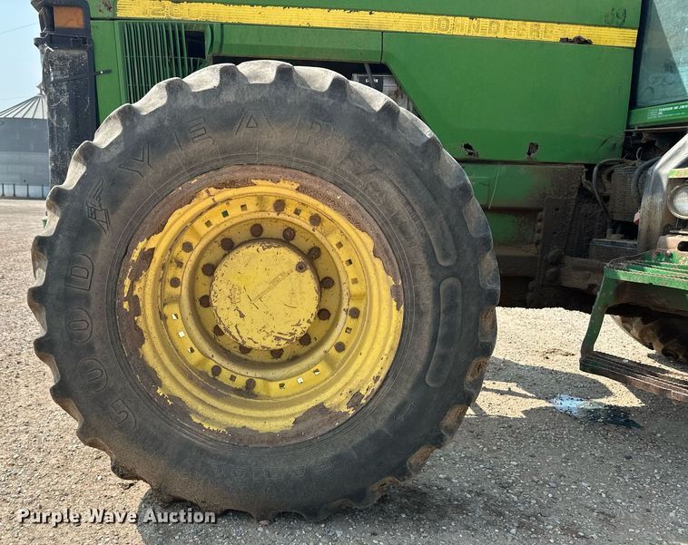 image for item OC9424 1995 John Deere 8200 MFWD tractor