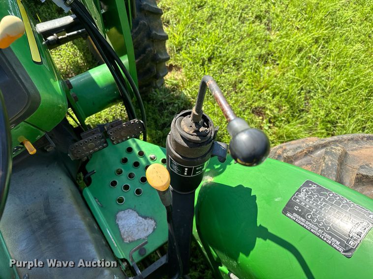 image for item OG9160 2006 John Deere 5105  tractor