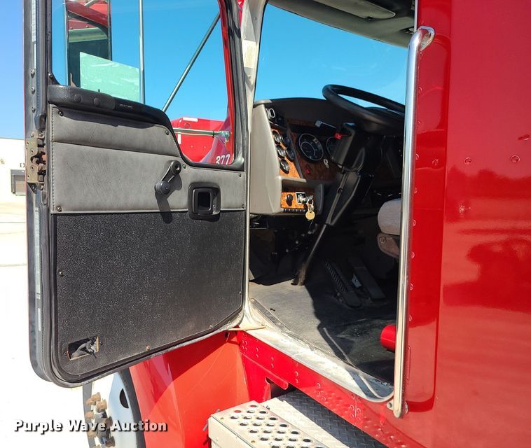 image for item DI3007 2003 Kenworth T300  delivery truck