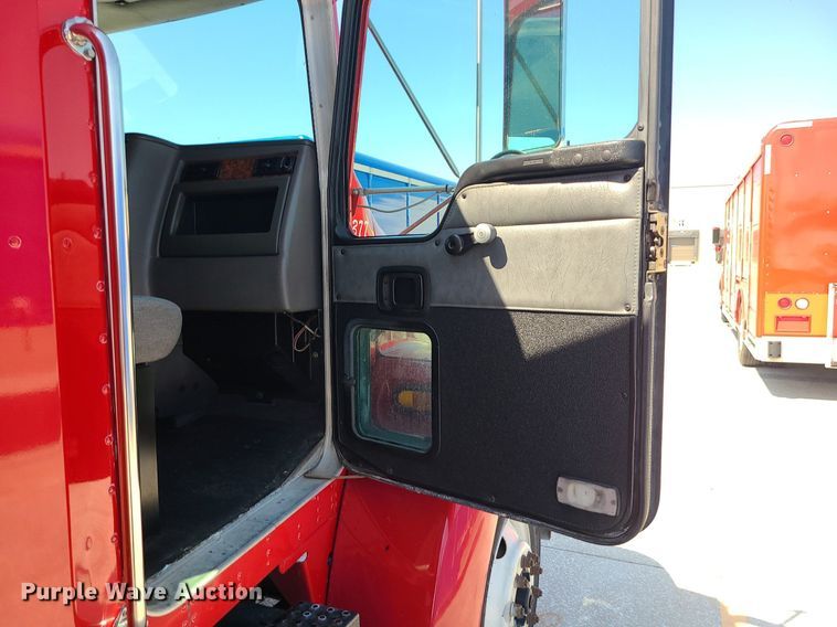 image for item DI3007 2003 Kenworth T300  delivery truck