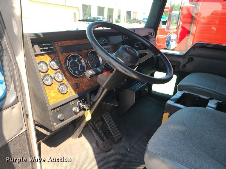 image for item DI3008 2001 Kenworth T300  delivery truck