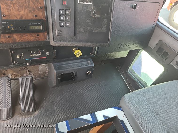 image for item DI3008 2001 Kenworth T300  delivery truck