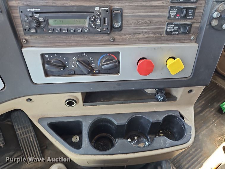 image for item DN8661 2015 Freightliner 122SD  truck