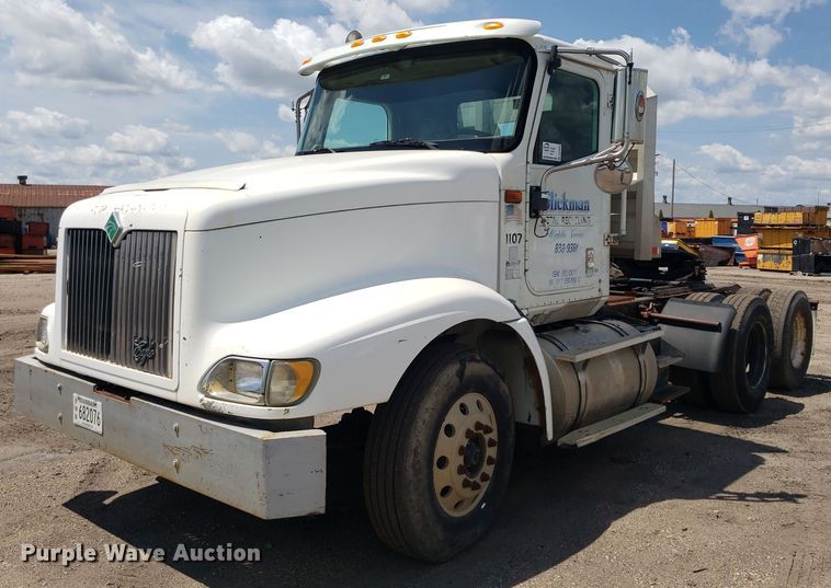 image for item DO3032 2000 International 9400i  semi truck