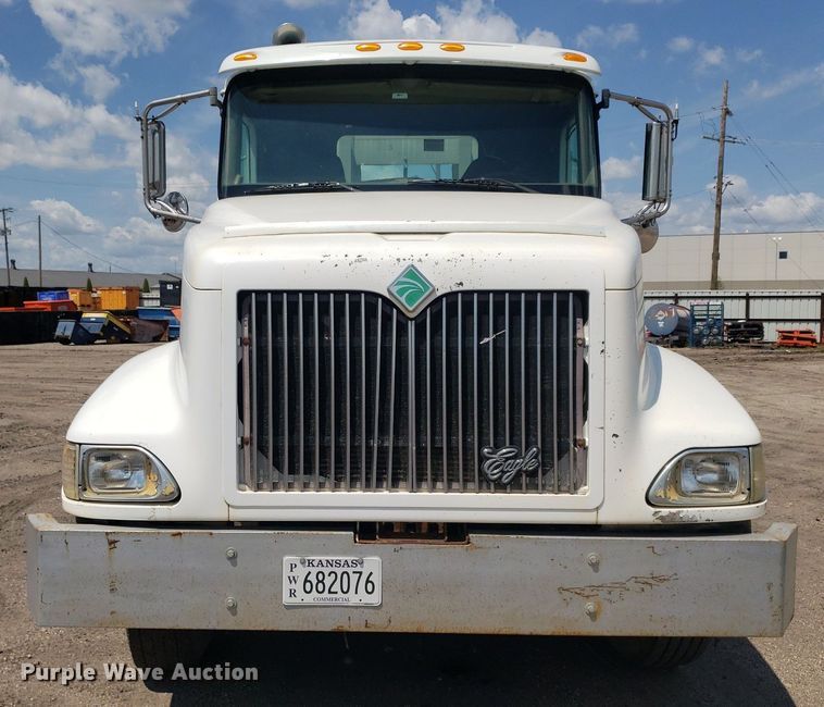 image for item DO3032 2000 International 9400i  semi truck