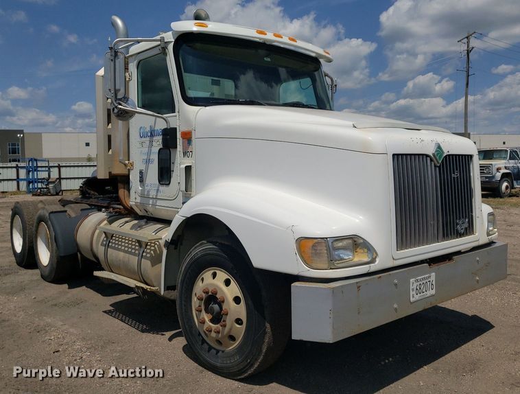 image for item DO3032 2000 International 9400i  semi truck