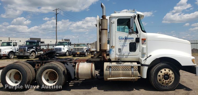 image for item DO3032 2000 International 9400i  semi truck