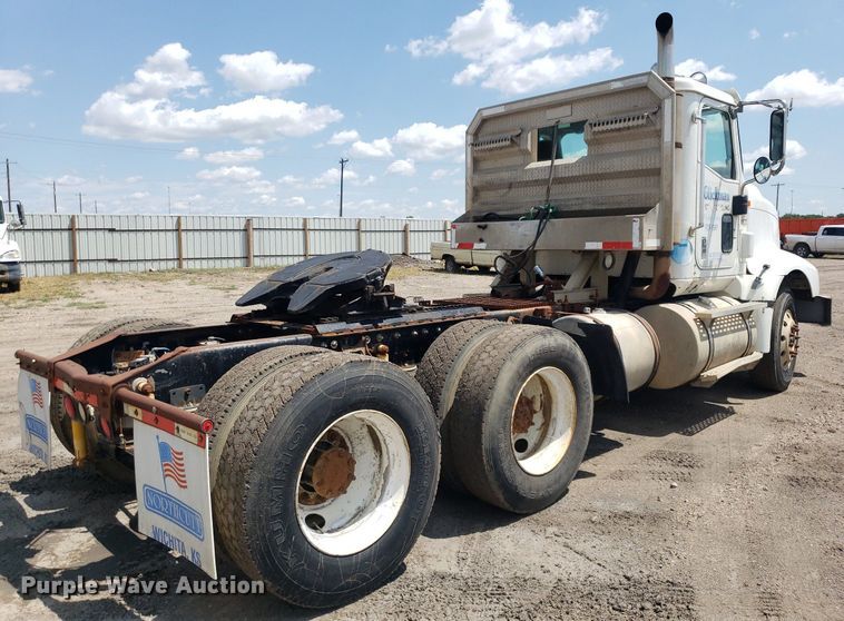 image for item DO3032 2000 International 9400i  semi truck