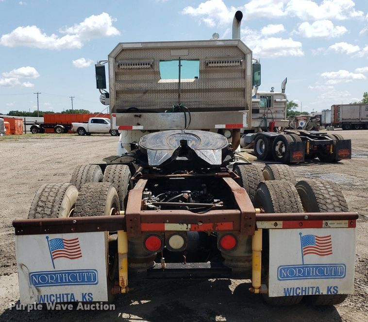 image for item DO3032 2000 International 9400i  semi truck