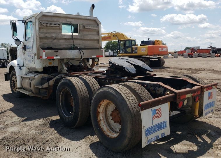 image for item DO3032 2000 International 9400i  semi truck