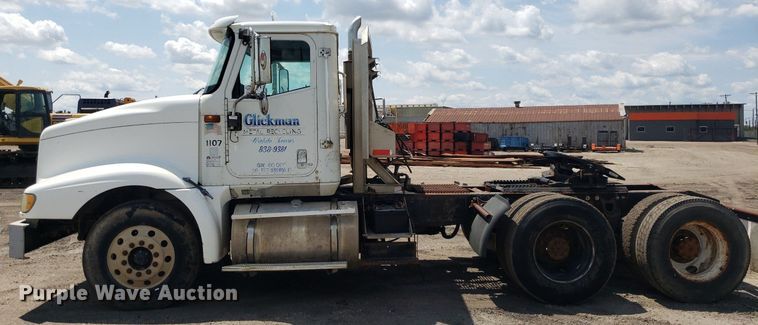 image for item DO3032 2000 International 9400i  semi truck