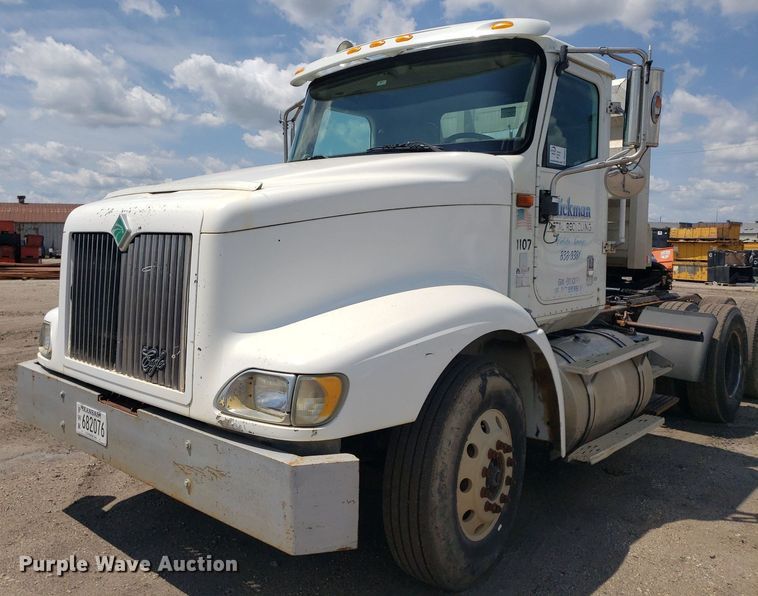 image for item DO3032 2000 International 9400i  semi truck