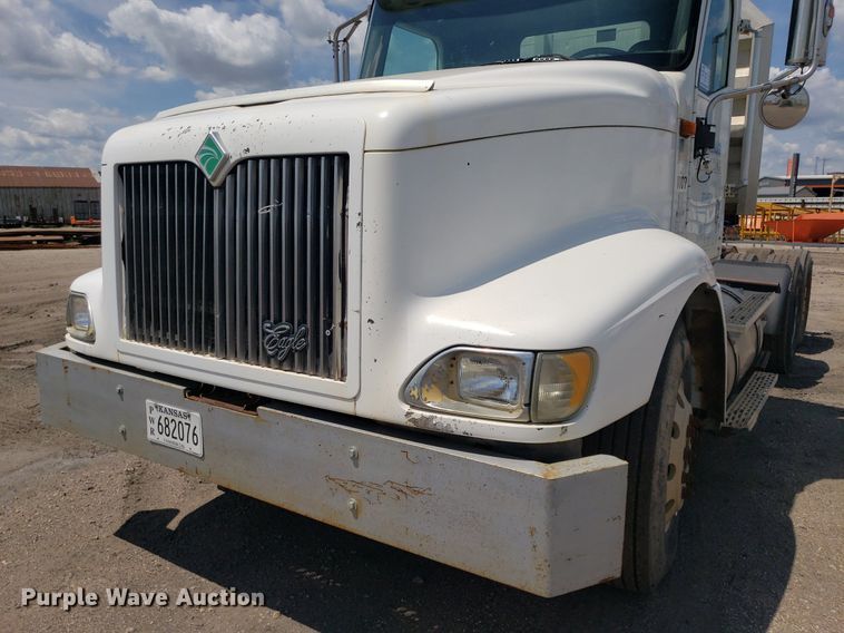 image for item DO3032 2000 International 9400i  semi truck