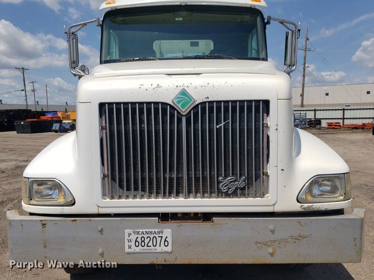 image for item DO3032 2000 International 9400i  semi truck