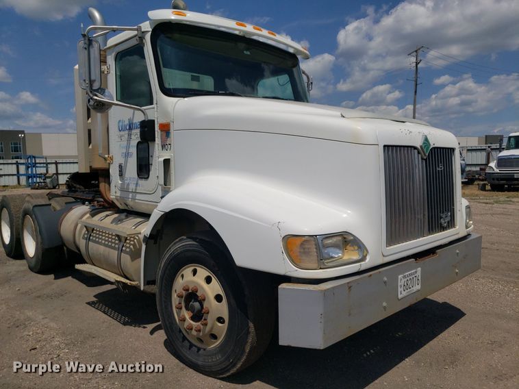 image for item DO3032 2000 International 9400i  semi truck