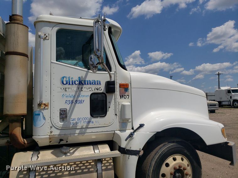 image for item DO3032 2000 International 9400i  semi truck