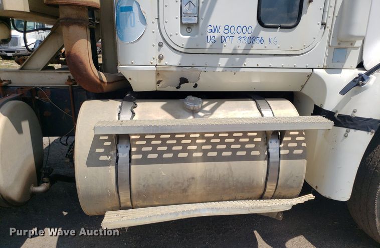 image for item DO3032 2000 International 9400i  semi truck