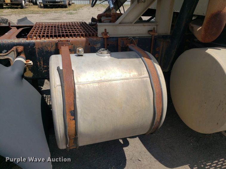 image for item DO3032 2000 International 9400i  semi truck