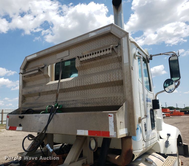 image for item DO3032 2000 International 9400i  semi truck