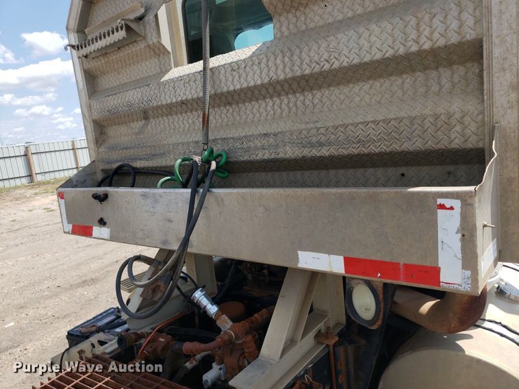 image for item DO3032 2000 International 9400i  semi truck