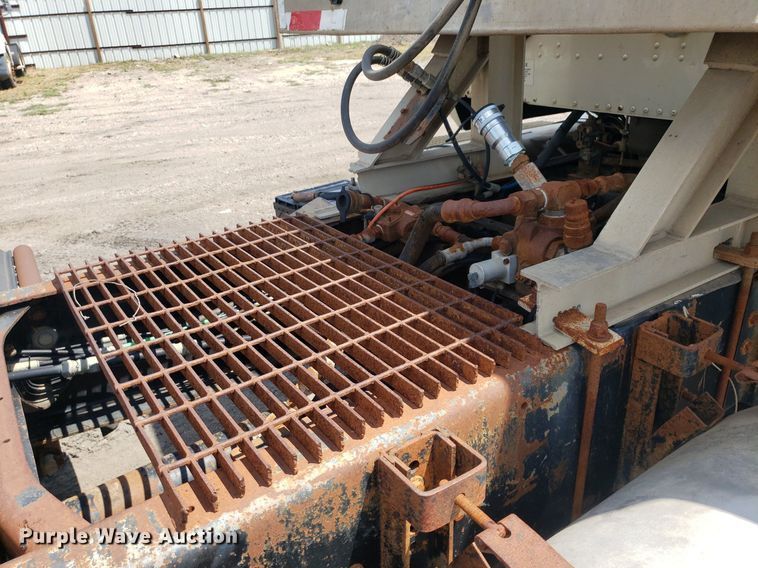 image for item DO3032 2000 International 9400i  semi truck