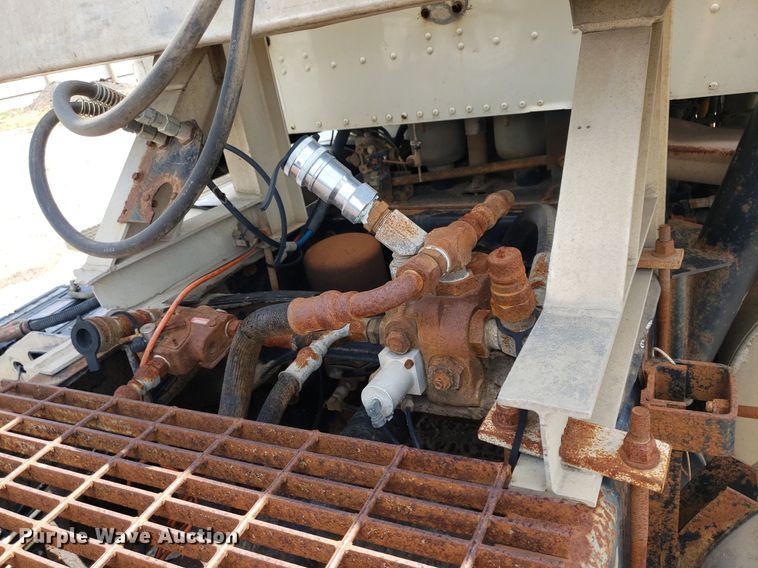 image for item DO3032 2000 International 9400i  semi truck