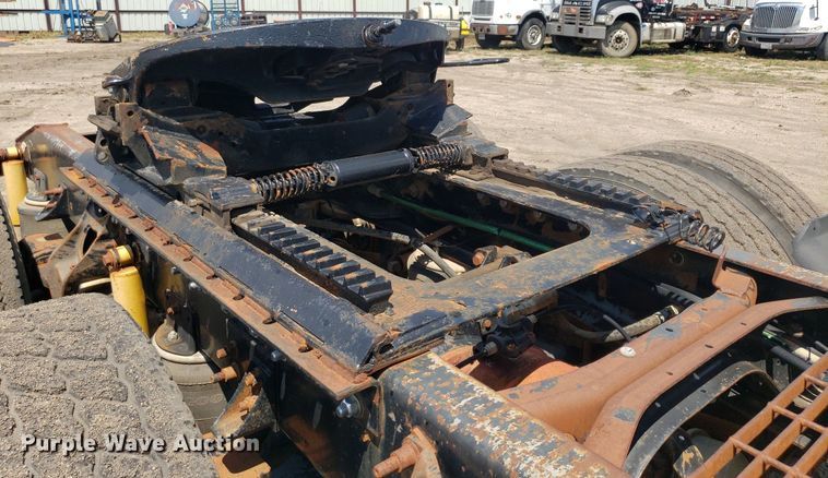 image for item DO3032 2000 International 9400i  semi truck