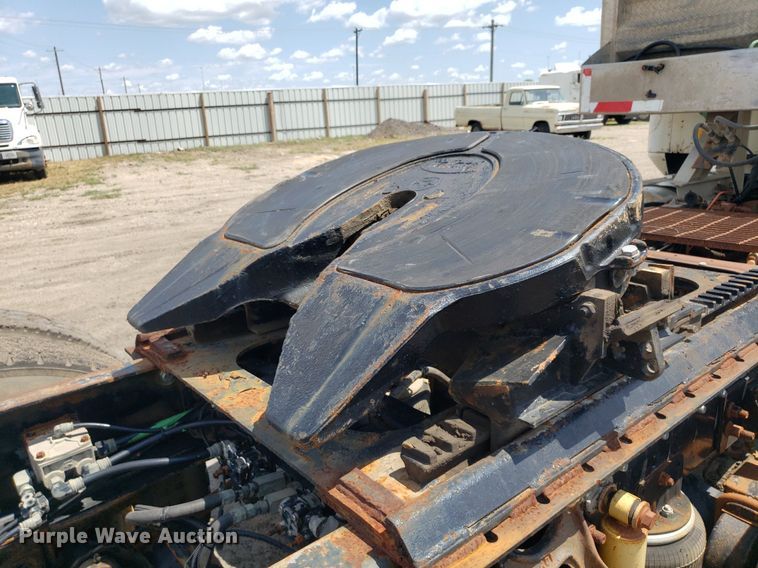 image for item DO3032 2000 International 9400i  semi truck