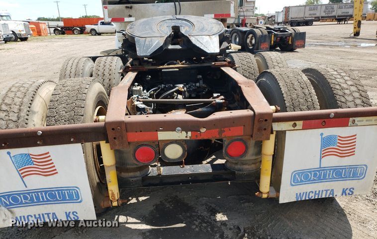 image for item DO3032 2000 International 9400i  semi truck