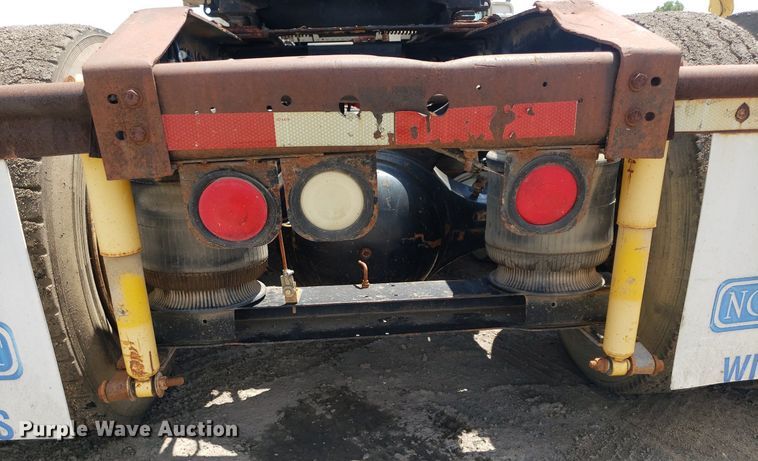 image for item DO3032 2000 International 9400i  semi truck