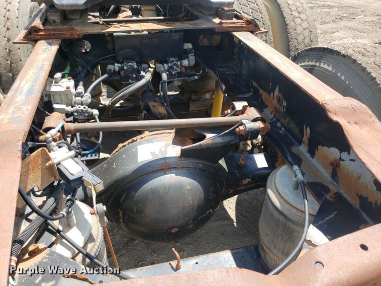 image for item DO3032 2000 International 9400i  semi truck