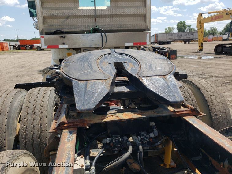 image for item DO3032 2000 International 9400i  semi truck