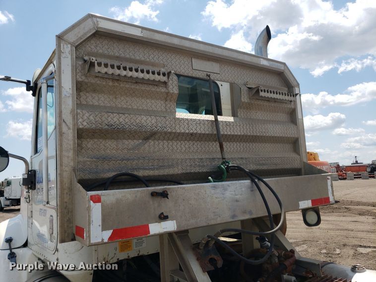 image for item DO3032 2000 International 9400i  semi truck