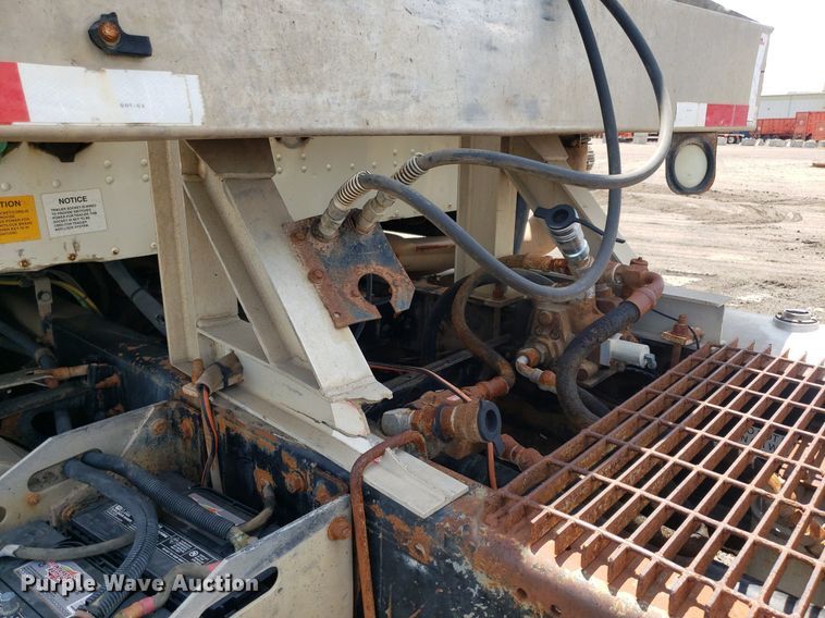 image for item DO3032 2000 International 9400i  semi truck