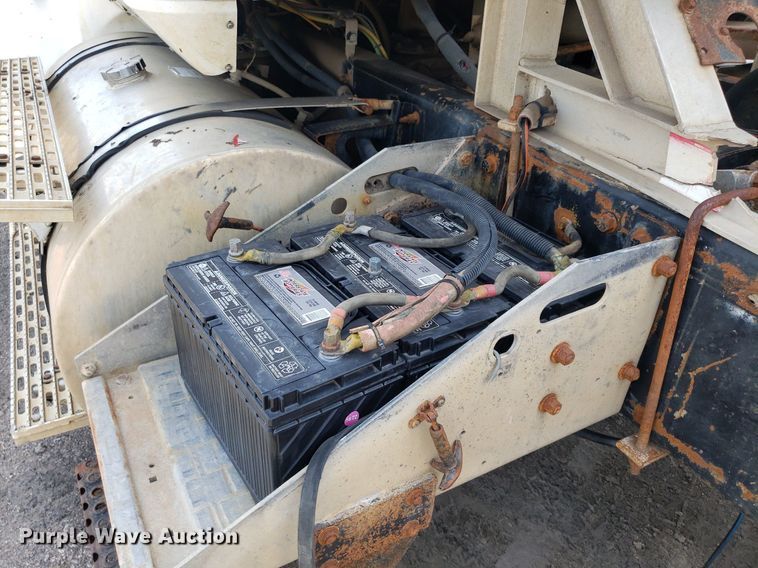 image for item DO3032 2000 International 9400i  semi truck